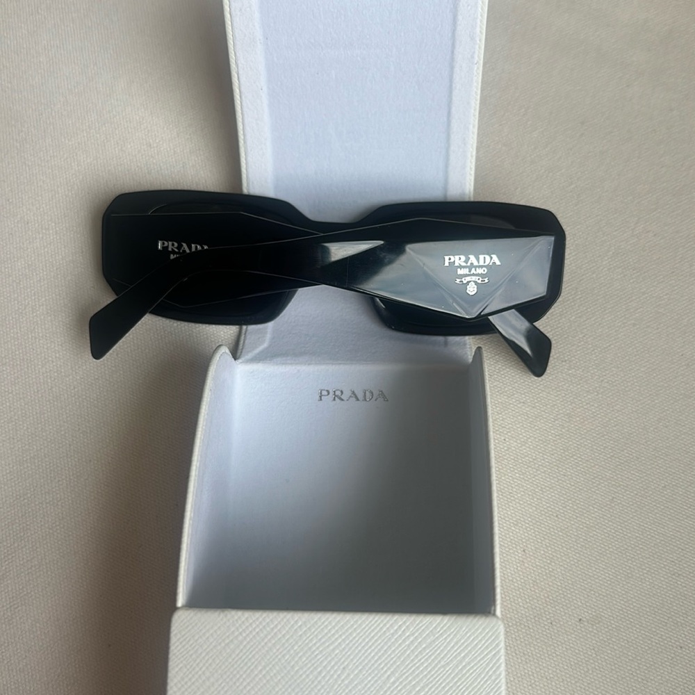 Great condition Prada Sunglasses w/tags